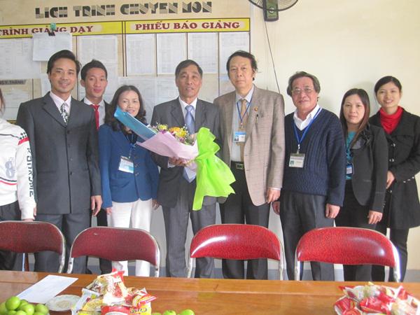   GS.TS Nguyễn Văn Đính tặng hoa cho Bộ môn GDTC.